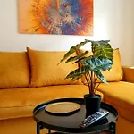 Am Theater: Modern With Kitchen And Netflix Apartment *