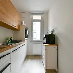Apartment Am Theater: Modern With Kitchen And Netflix