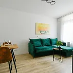 Apartment Am Theater: Modern With Kitchen And Netflix *