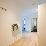 Am Theater - Modern, Zentral Und Ruhig Mit Kueche, Waschtrockner, Netflix, Wlan Und Parkplatz- 2 Zimmer, 52 Qm דירה