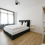 Am Theater: Modern With Kitchen And Netflix Apartment *