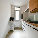 Am Theater: Modern With Kitchen And Netflix