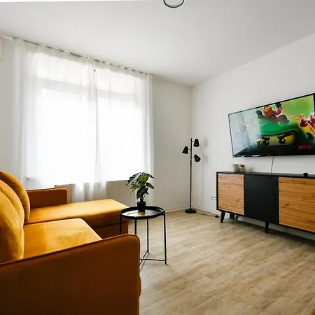 Apartment Am Theater: Modern With Kitchen And Netflix
